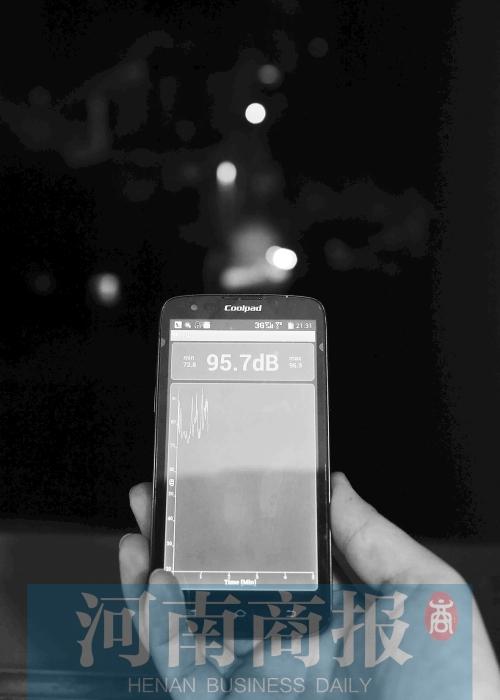 在黃先生家中，測(cè)得噪音為95.7分貝