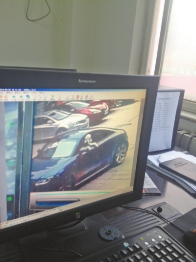 監(jiān)控錄像顯示，肇事車駕駛室內(nèi)有狗頭探出窗外。