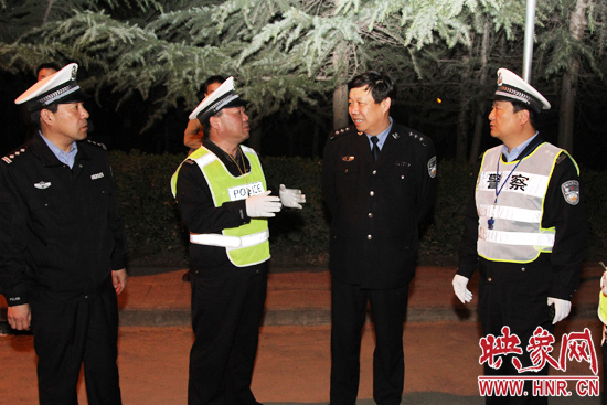 該支隊支隊長石軍(左二)、政委周西漢（左一）在向省總隊督導(dǎo)組匯報整治酒駕時的情景。