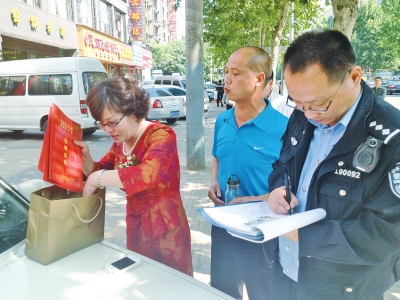 失主在清點(diǎn)、認(rèn)領(lǐng)失物。