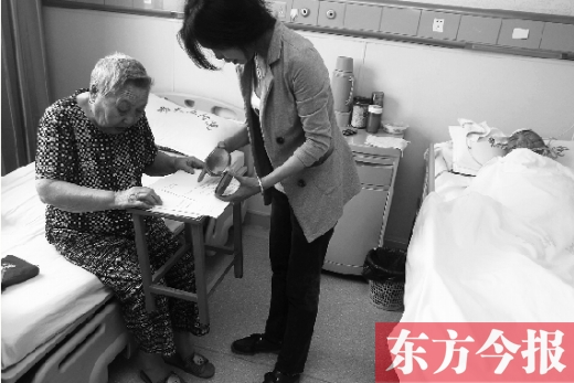 昨日，鄭大五附院二號樓住院部，馬老太寫下委托書，并簽字摁指印委托女兒代理為昏迷老伴解鎖取錢