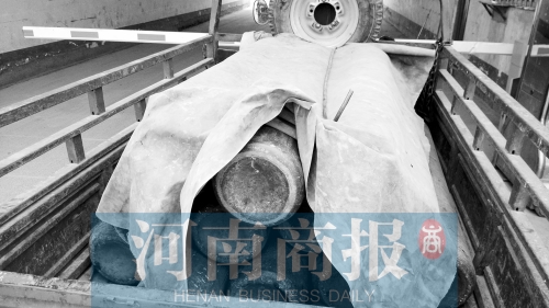 一輛電動三輪車?yán)畮讉€(gè)氧氣瓶