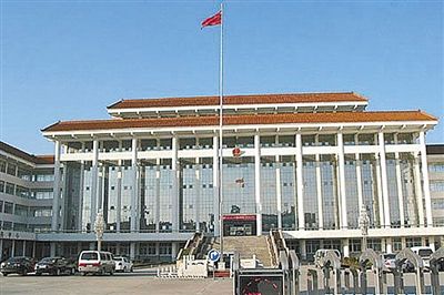 濮陽(yáng)縣違規(guī)、超標(biāo)修建的縣委、縣政府辦公樓。新華社發(fā)發(fā)布