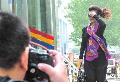 7月22日李某某輪奸案庭前會(huì)議，夢鴿擋臉小跑進(jìn)法院。資料圖片京華時(shí)報(bào)記者蒲東峰攝