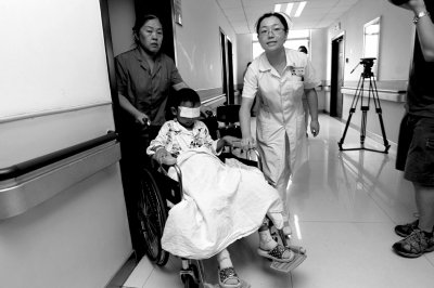 昨天，斌斌被推出病房，準(zhǔn)備換藥。記者 譚青/攝