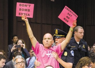 3日，美參議院外委會舉行敘利亞問題聽證會，民眾在現場示威，抗議美國軍事干預敘利亞。