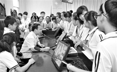 2013年5月30日，結(jié)合當(dāng)前國內(nèi)民眾普遍關(guān)注的“校長開房”、“強(qiáng)奸猥褻”等事件，廣西上思縣人民法院邀請中小學(xué)生到法院觀摩案件的庭審，提高他們的守法、維權(quán)意識。圖/IC