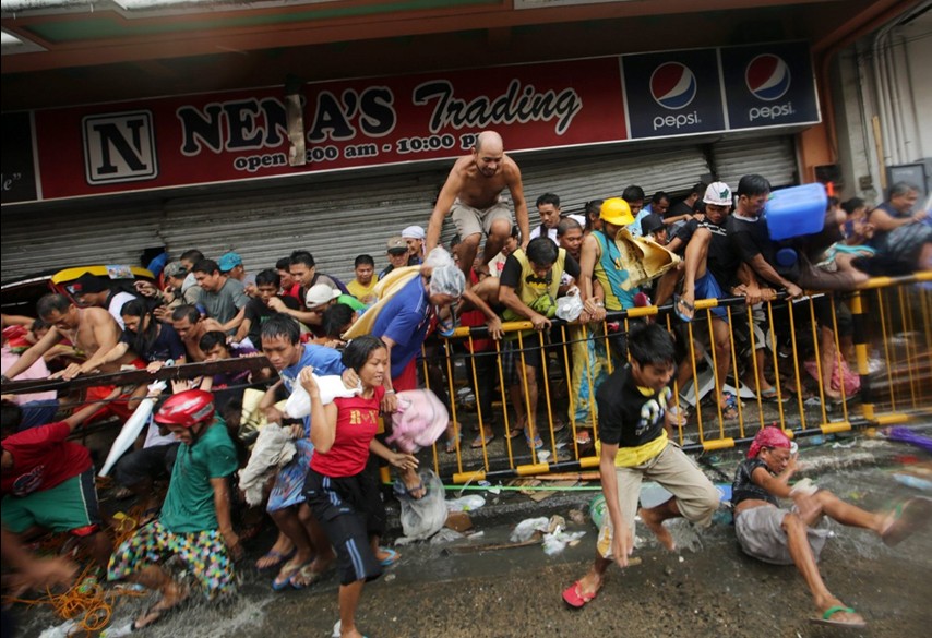 當(dāng)?shù)貢r(shí)間11月10日，強(qiáng)臺(tái)風(fēng)“海燕”襲擊菲律賓塔克洛班后，當(dāng)?shù)鼐用裣唇偕痰?，哄搶物資。