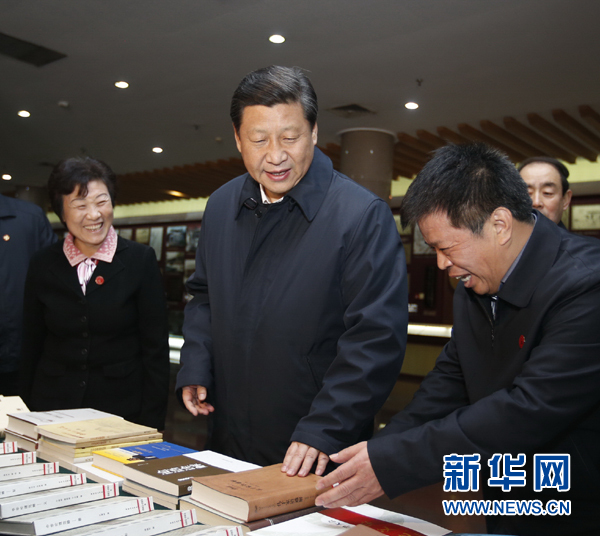 26日上午，習(xí)近平在孔子研究院參觀考察。新華社記者鞠鵬 攝