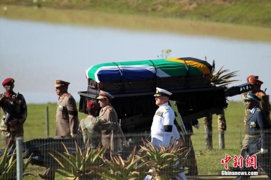 圖為南非海、陸、空三軍首腦為曼德拉護靈。宋方燦 攝