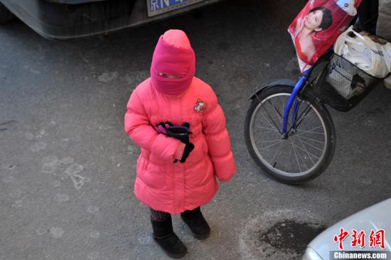 　12月23日，京城迎來(lái)今年入冬以來(lái)最冷的時(shí)刻。受今年以來(lái)最強(qiáng)冷空氣影響，京城迎來(lái)入冬以來(lái)幅度最大的