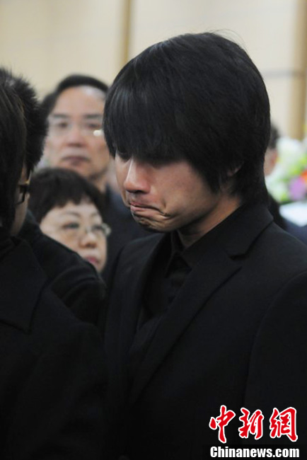 韓寒到場(chǎng)痛哭流淚。