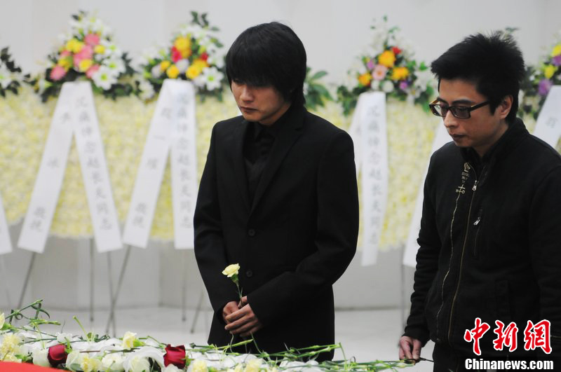 韓寒到場(chǎng)痛哭流淚。