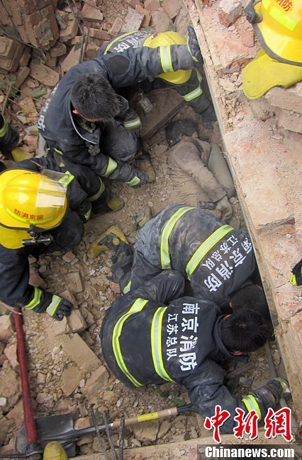 圖為南京消防隊(duì)員找到被埋工人。中新社發(fā) 梅亮 攝