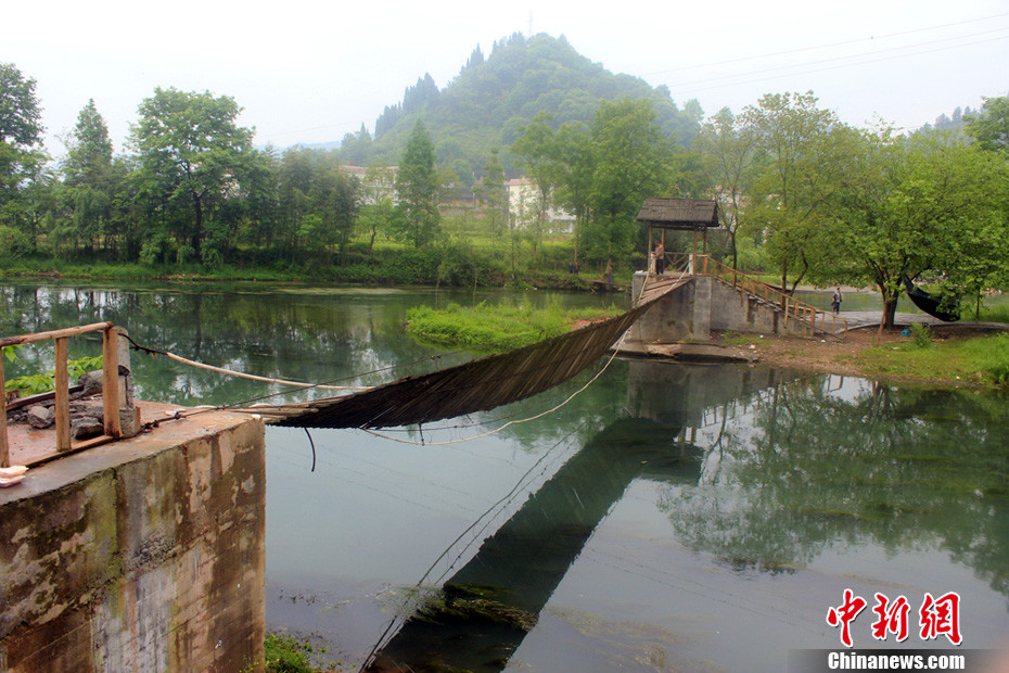 5月1日晚9點(diǎn)10分左右，湖南省鳳凰縣沱江鎮(zhèn)棉寨村距縣城3公里處桃花島篝火晚會(huì)散場(chǎng)時(shí)，游客經(jīng)過近水
