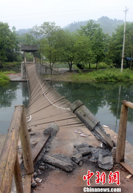 5月1日晚9點(diǎn)10分左右，湖南省鳳凰縣沱江鎮(zhèn)棉寨村距縣城3公里處桃花島篝火晚會(huì)散場(chǎng)時(shí)，游客經(jīng)過近水