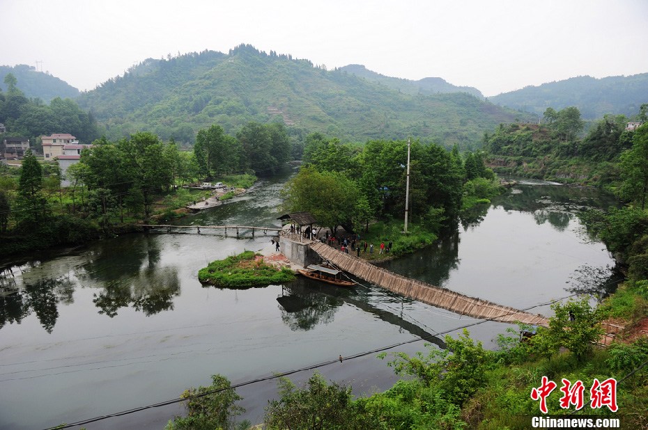 5月2日，鳳凰縣搜尋人員仍在沱江下游搜尋。