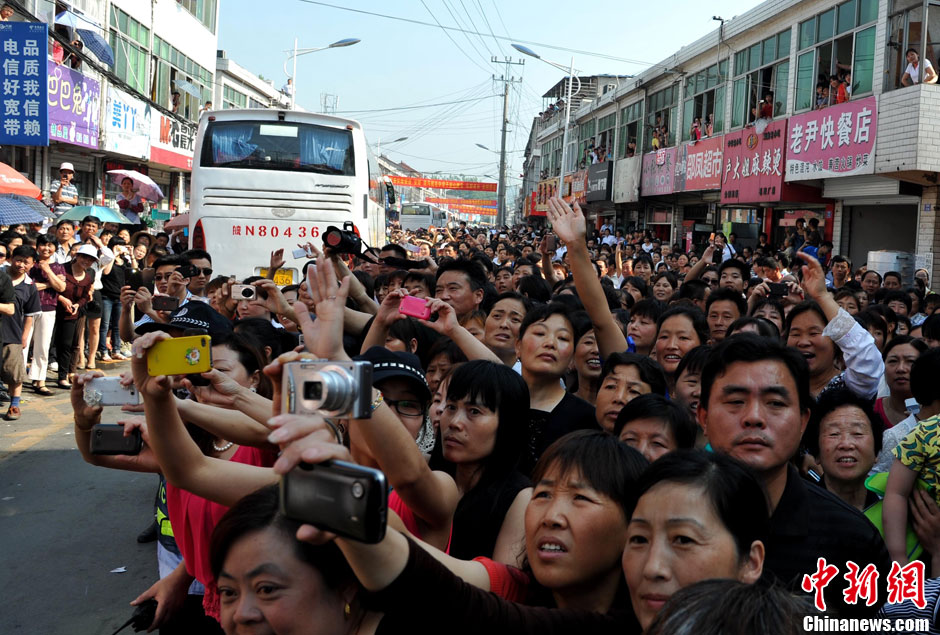 6月5日，一年一度的毛坦廠鎮(zhèn)“送考節(jié)”到來，70輛大巴車護(hù)送毛坦廠中學(xué)萬名考生安全赴考。