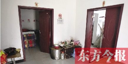 男廁洗漱池前，堆放著大量家電、家具等生活用品