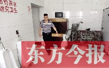 男廁中擺放的電視機、柜子、自行車等物品