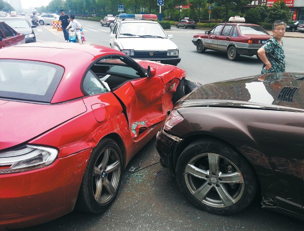 兩部?jī)r(jià)值百萬(wàn)左右的豪車在碰撞中損傷嚴(yán)重。謝德勝 記者金學(xué)永/攝