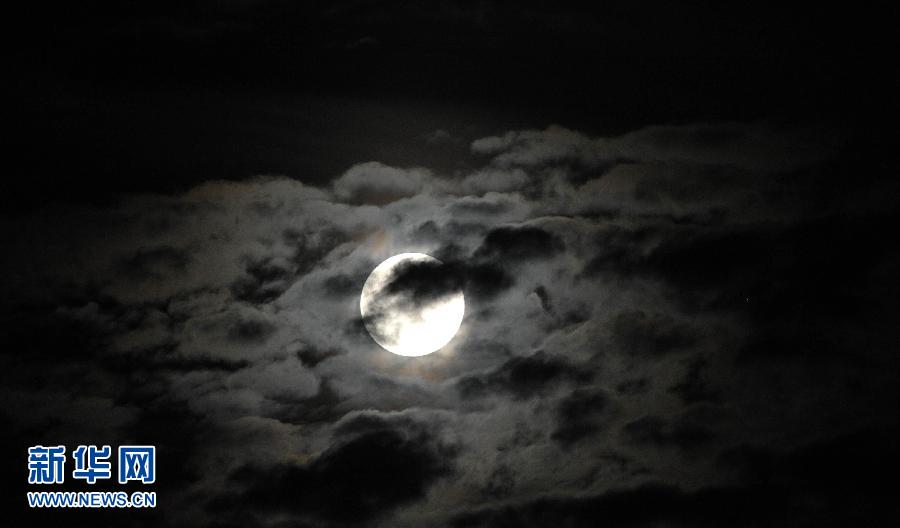 6月23日晚，一輪圓月高懸在海南省海口市上空。
