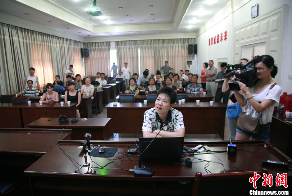 浙江江山韓亞空難親歷學(xué)生與國內(nèi)家長進(jìn)行視頻對話 中新社發(fā) 李晨韻/攝