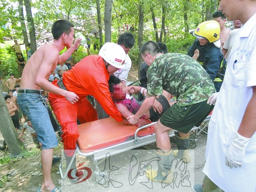 安徽轎車墜下周口國道撞樹遭“腰斬” 安徽轎車墜下周口國道撞樹遭“腰斬”