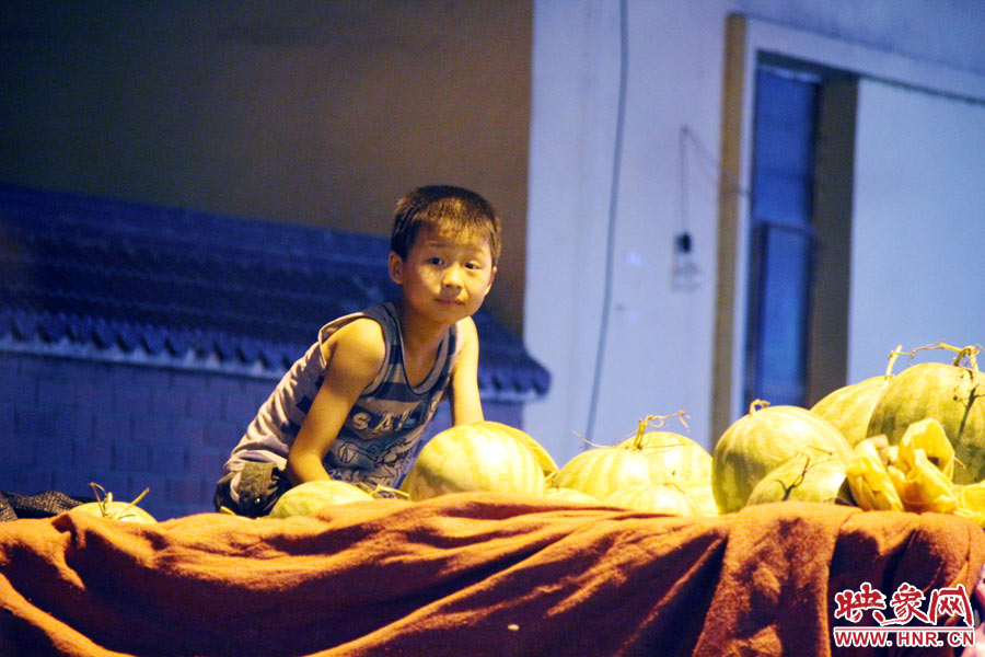 深夜鄭州街頭的瓜農(nóng) 深夜鄭州街頭的瓜農(nóng)