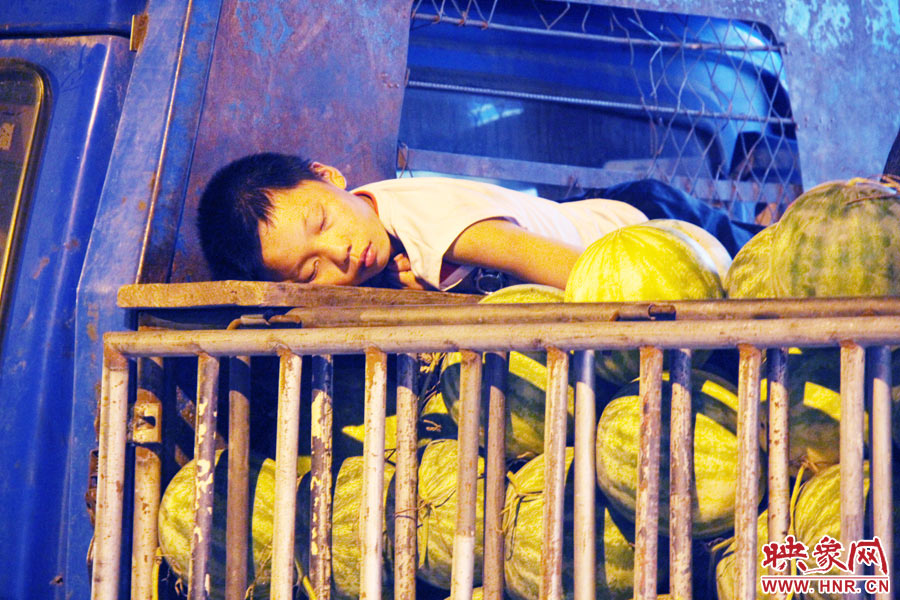 深夜鄭州街頭的瓜農(nóng) 深夜鄭州街頭的瓜農(nóng)