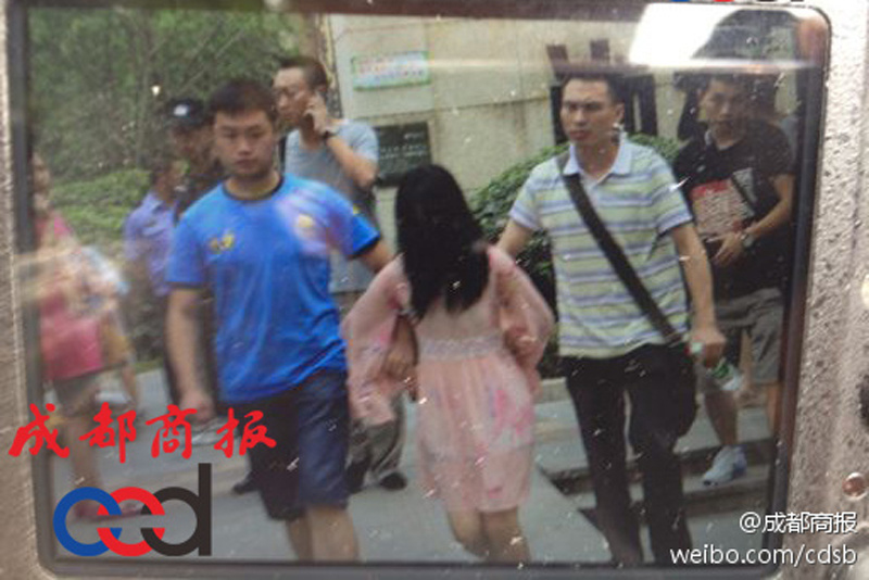 圖為事發(fā)現(xiàn)場，嫌疑人被警方控制。