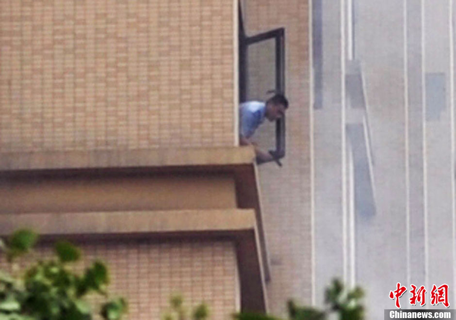 7月31日，成都成華區(qū)二十四城小區(qū)發(fā)生警匪槍戰(zhàn)。