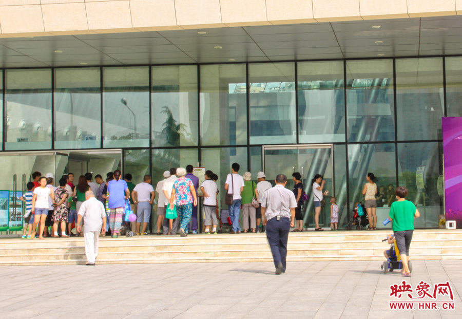 開館時(shí)間還沒到，門口已經(jīng)有不少等待的讀者