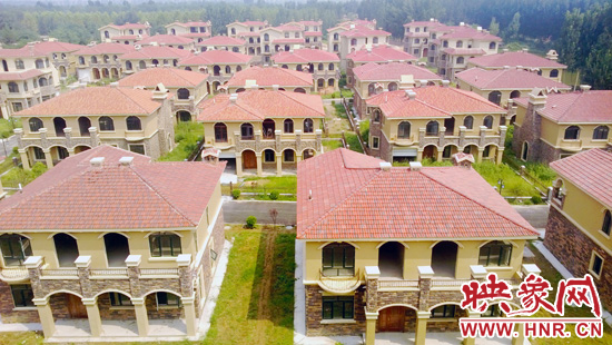 這里的別墅共計(jì)30多棟，有兩層的，也有三層的，主體、裝修都已經(jīng)完工