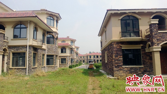 圖為別墅群內(nèi)正在進(jìn)行最后的鋪路、綠化