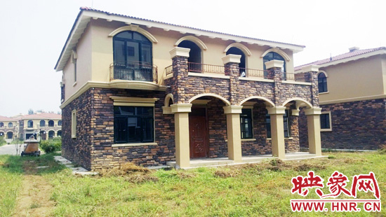 這里的別墅有兩層的，也有三層的，主體、裝修都已經(jīng)完工