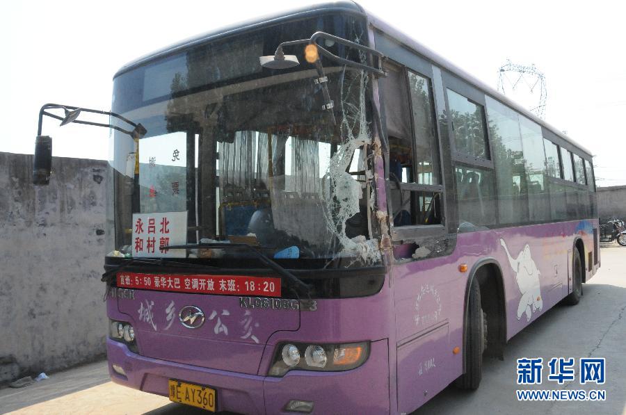 事發(fā)公交車左前方的擋風(fēng)玻璃破了一個(gè)大洞（8月20日攝）。