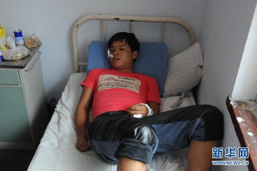 　8月20日，一名傷者在醫(yī)院接受救治。