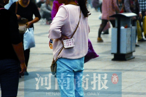 火車站廣場，一女子拿著寫有不同房型價位的卡片在拉客，不少市民抱怨，受過此類“騷擾”