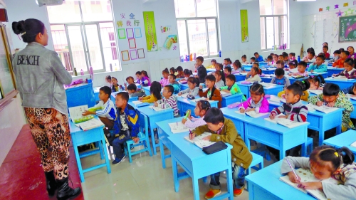 有的課桌直抵講臺(tái)，學(xué)生眼睛離黑板非常近。