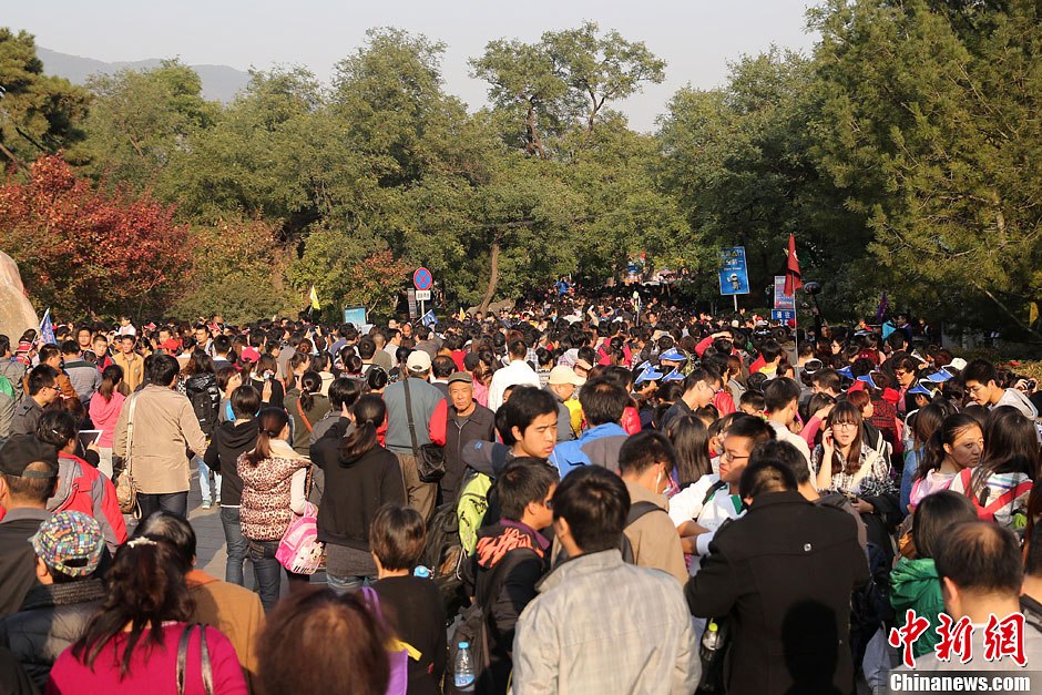 　10月26日，北京香山公園內(nèi)游客摩肩接踵。