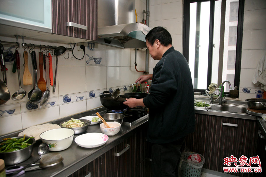 由于二老年齡也大了，于是姥姥的弟弟來住在家中幫忙照顧海龍