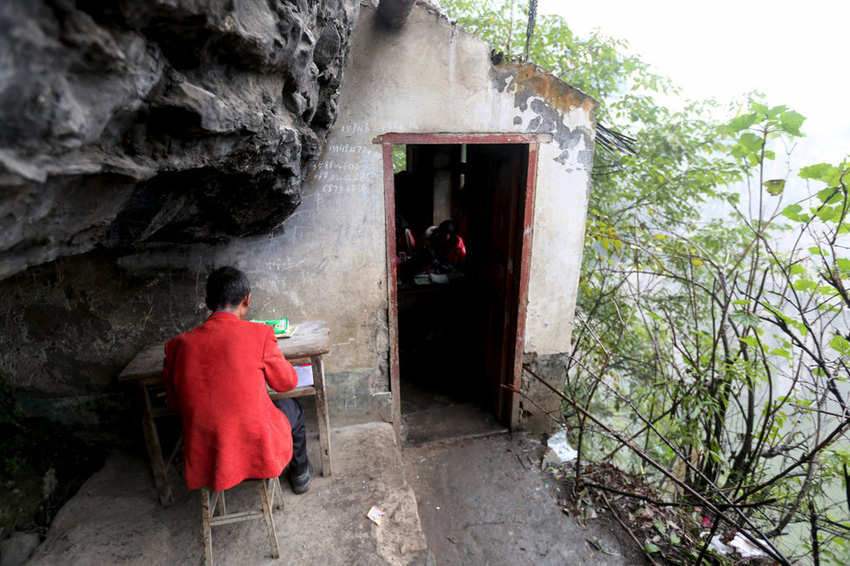 左邊是絕壁，右邊是懸崖，這樣一個讓人“倒吸涼氣”的地方，卻是袁老師的“辦公室”。