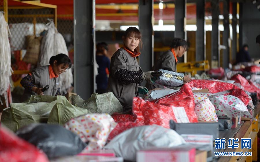 11月11日，一家快遞公司的工作人員正在分揀快件。