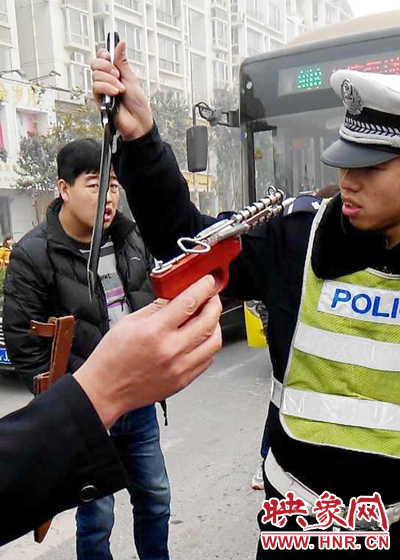 據(jù)當(dāng)事交警描述，男子自知車上有刀，在車輛被逼停后，車上的另一名男子試圖將刀具交給到達(dá)現(xiàn)場(chǎng)的同伴。