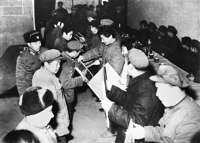 1985年4月6日,時任中共正定縣委書記習(xí)近平在全縣首季開門紅表彰大會上頒獎。