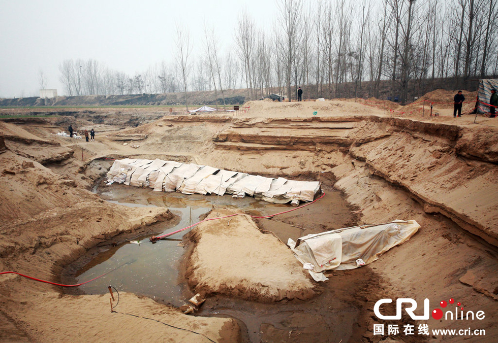 2014年1月6日，河南洛陽古沉船發(fā)掘現(xiàn)場，兩艘古沉船，一艘已經(jīng)挖掘出土，另一艘還有一半埋在沙丘里。