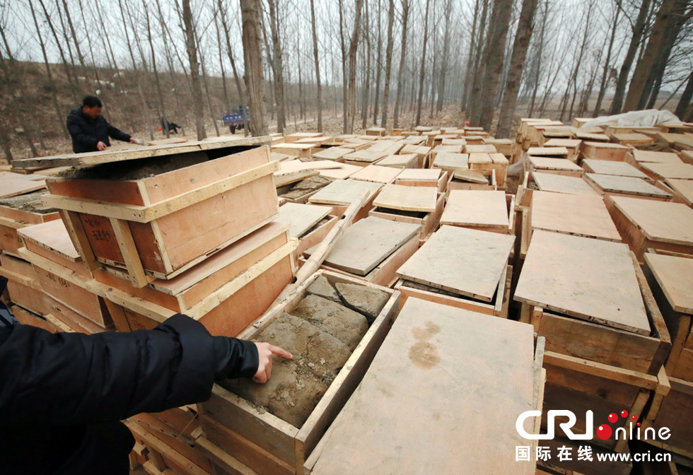 2014年1月6日，河南洛陽古沉船發(fā)掘現(xiàn)場，古船周圍和船上清理出來的青膏泥已被打包入箱。