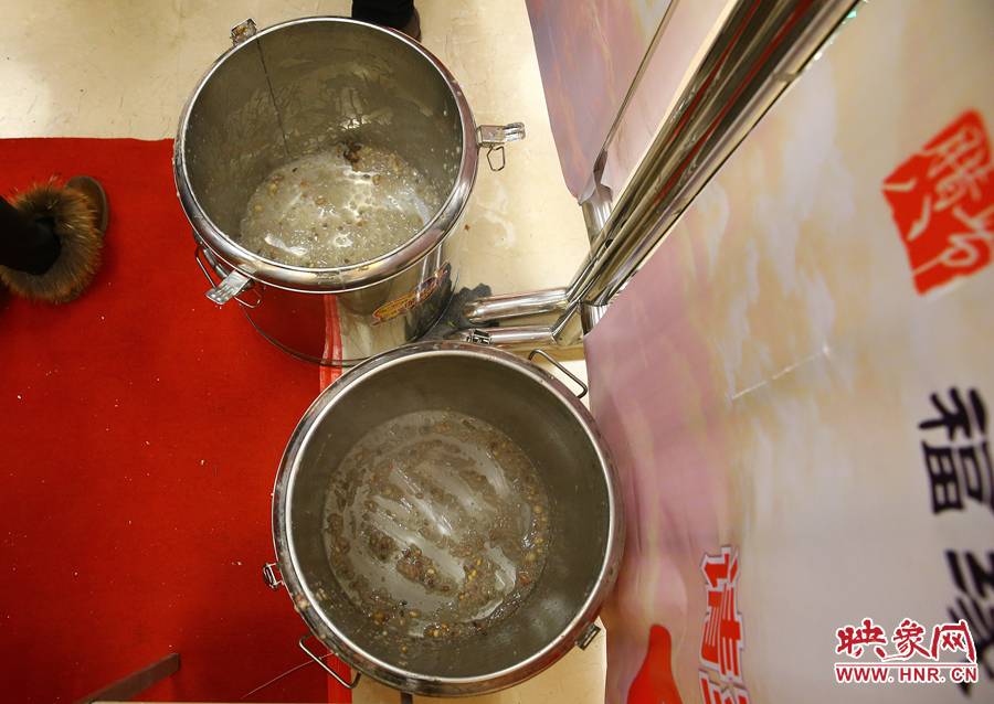 由于人多，兩大桶粥二十分鐘內(nèi)已經(jīng)見(jiàn)底。