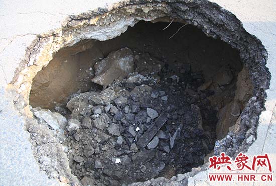 坑口直徑約兩米，路面下形成中空的大坑，約有15平方米。